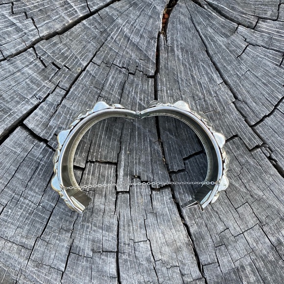 Vintage Victorian Revival Silver Plated Hinged Bangle . Costume Jewelry - Picture 4 of 8